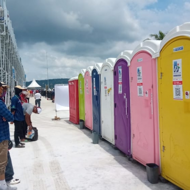 Warna-Warni Toilet Portable dari Sewatoilet.com ikut balapan di Sirkuit Mandalika, Lombok : Puluhan Toilet Portable Hadir sebagai sanitasi pelengkap di Sirkuit Internasional Mandalika 