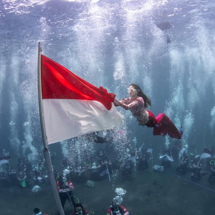 Takjub! Potret Gubernur Maluku Utara Melakukan Pengibaran Merah Putih di Bawah Laut